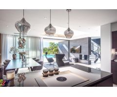Villa de lujo de 6 dormitorios y 5 baños con vistas al golf y al mar. Valle Romano, Estepona