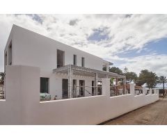 Villa de lujo de 4 dormitorios y 4 baños con vistas al mar. Marbesa, Marbella.