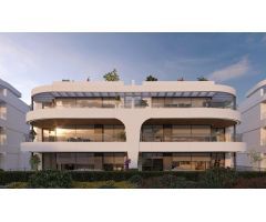 Apartamento planta baja de 2 dormitorios y 2 baños con jardín. Atalaya Golf, Estepona