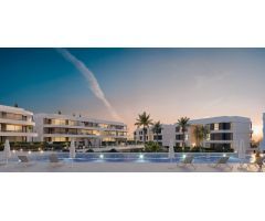 Apartamento planta baja de 2 dormitorios y 2 baños con jardín. Atalaya Golf, Estepona