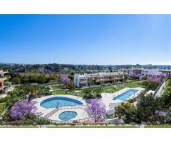 Apartamento planta baja de 3 dormitorios, 2 baños y jardín privado en La Atalaya, Estepona