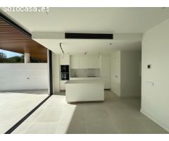 Apartamento planta baja de 2 dormitorios y 2 baños con jardín privado. El Higuerón, Fuengirola