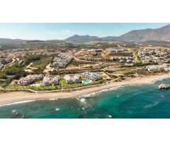 Apartamento planta baja de 2 dormitorios, 2 baños y jardín en Casares Costa