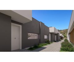Adosado esquina de 3 dormitorios, 3 baños, jardín, piscina y vistas al mar. Manilva