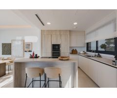 Pareado de 4 dormitorios y 5 baños con vistas al mar. Río Real, Marbella Este