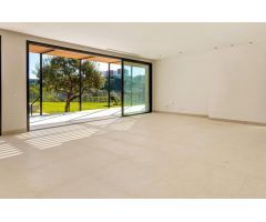 Villa de 3 dormitorios,  3 baños y piscina en Puerto del Almendro. Benahavís