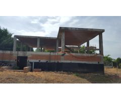 Casa con terreno en construcción en Caraquiz