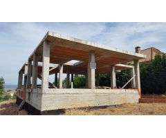 Casa con terreno en construcción en Caraquiz