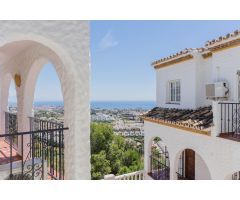 ¡Magnífico chalet adosado en esquina con vistas al mar en la exclusiva urbanización Tío Charles!