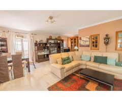 ¡Magnífico chalet adosado en esquina con vistas al mar en la exclusiva urbanización Tío Charles!