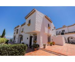 ¡Magnífico chalet adosado en esquina con vistas al mar en la exclusiva urbanización Tío Charles!
