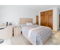 ¡Magnífico chalet adosado en esquina con vistas al mar en la exclusiva urbanización Tío Charles!