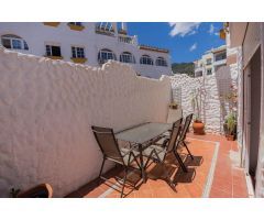 ¡Magnífico chalet adosado en esquina con vistas al mar en la exclusiva urbanización Tío Charles!