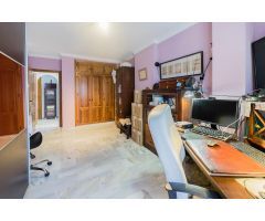 ¡Magnífico chalet adosado en esquina con vistas al mar en la exclusiva urbanización Tío Charles!