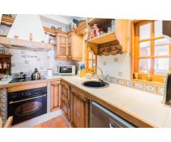 ¡Magnífico chalet adosado en esquina con vistas al mar en la exclusiva urbanización Tío Charles!