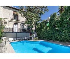 CARMEN CON ESPECTACULAR JARDIN Y PISCINA