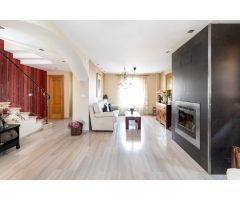 ¡Oportunidad única! Se vende espectacular pareado con parcela y terraza de ensueño