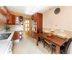 ¡Oportunidad única! Se vende espectacular pareado con parcela y terraza de ensueño