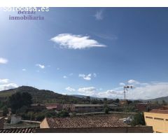 Casa en Navarrete, con local para 4 vehículos, dos plantas y terraza de 60 metros.