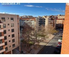 Piso de tres dormitorios, baño, salón doble y cocina independiente.