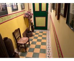 Piso de tres dormitorios, baño, salón doble y cocina independiente.