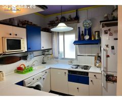 Piso de tres dormitorios, baño, salón doble y cocina independiente.