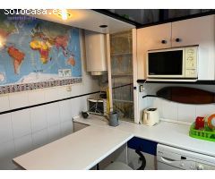 Piso de tres dormitorios, baño, salón doble y cocina independiente.