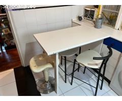 Piso de tres dormitorios, baño, salón doble y cocina independiente.