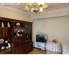 Piso céntrico, cuatro dormitorios, baño, aseo y bonito balcón.