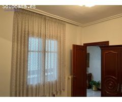 Piso céntrico, cuatro dormitorios, baño, aseo y bonito balcón.