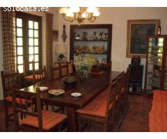 Casa con mil metros de terreno, piscina y frontón.