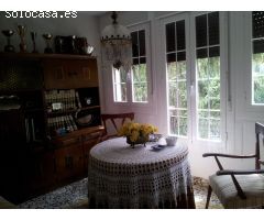 Casa con mil metros de terreno, piscina y frontón.