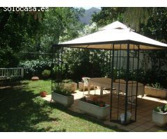 Casa con mil metros de terreno, piscina y frontón.