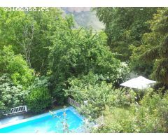 Casa con mil metros de terreno, piscina y frontón.