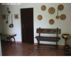 Casa con mil metros de terreno, piscina y frontón.