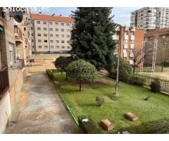 Piso de cuatro dormitorios, dos baños. Garaje. Zona centrica