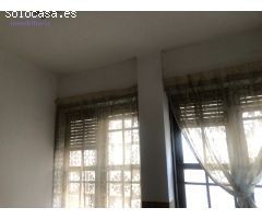 Piso en edificio singular e histórico, con ascensor, muy centrico.