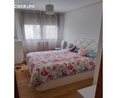 Piso de tres dormitorios, dos baños. Garaje, dos trasteros y piscina.