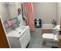 Piso de tres dormitorios, dos baños. Garaje, dos trasteros y piscina.