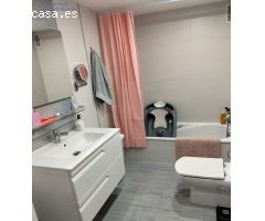 Piso de tres dormitorios, dos baños. Garaje, dos trasteros y piscina.