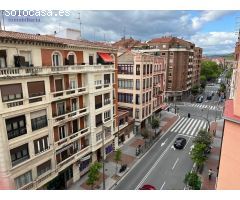 Piso de tres hb, zona centro, quinta planta. Un baño.