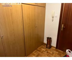 Piso de tres hb, zona centro, quinta planta. Un baño.