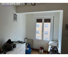 Piso de tres hb, zona centro, quinta planta. Un baño.
