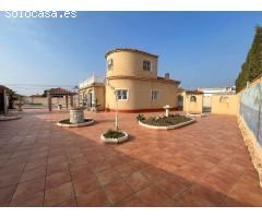 Chalet con piscina y amplias estancias en El Chaparral