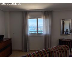 ¡Frente al mar y al puerto de Torrevieja, en pleno centro!