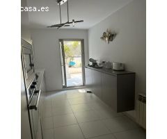 Bajo con terraza y piscina