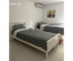 Bajo con terraza y piscina