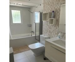 Bajo con terraza y piscina