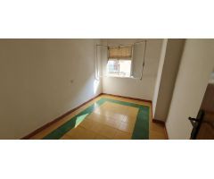 SE VENDE PISO JUNTO A PUERTA DE MARTOS.