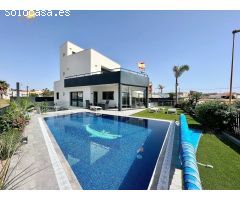 VILLA  DE LUJO EN TORREVIEJA, PRIMERA LINEA DE MAR.